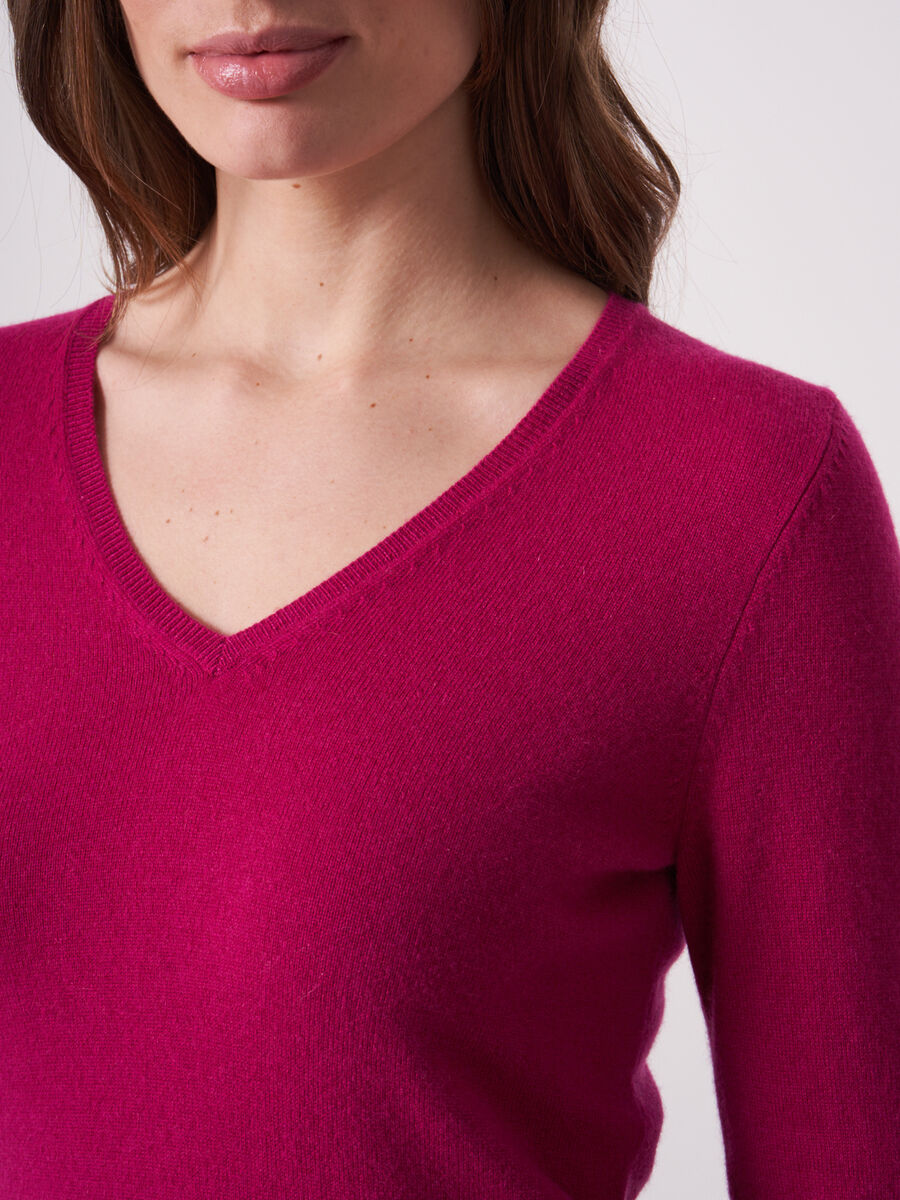 Basic fine knit organic cashmere V-neck sweater image number 2