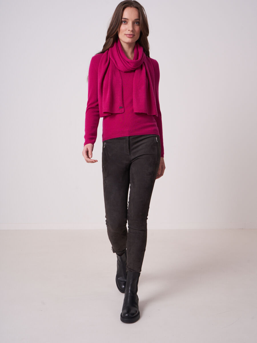 Basic fine knit organic cashmere V-neck sweater image number 3