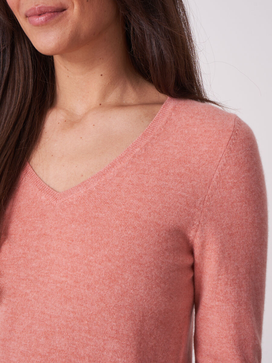 Basic Feinstrick-Pullover aus organischem Kaschmir mit V-Ausschnitt image number 2