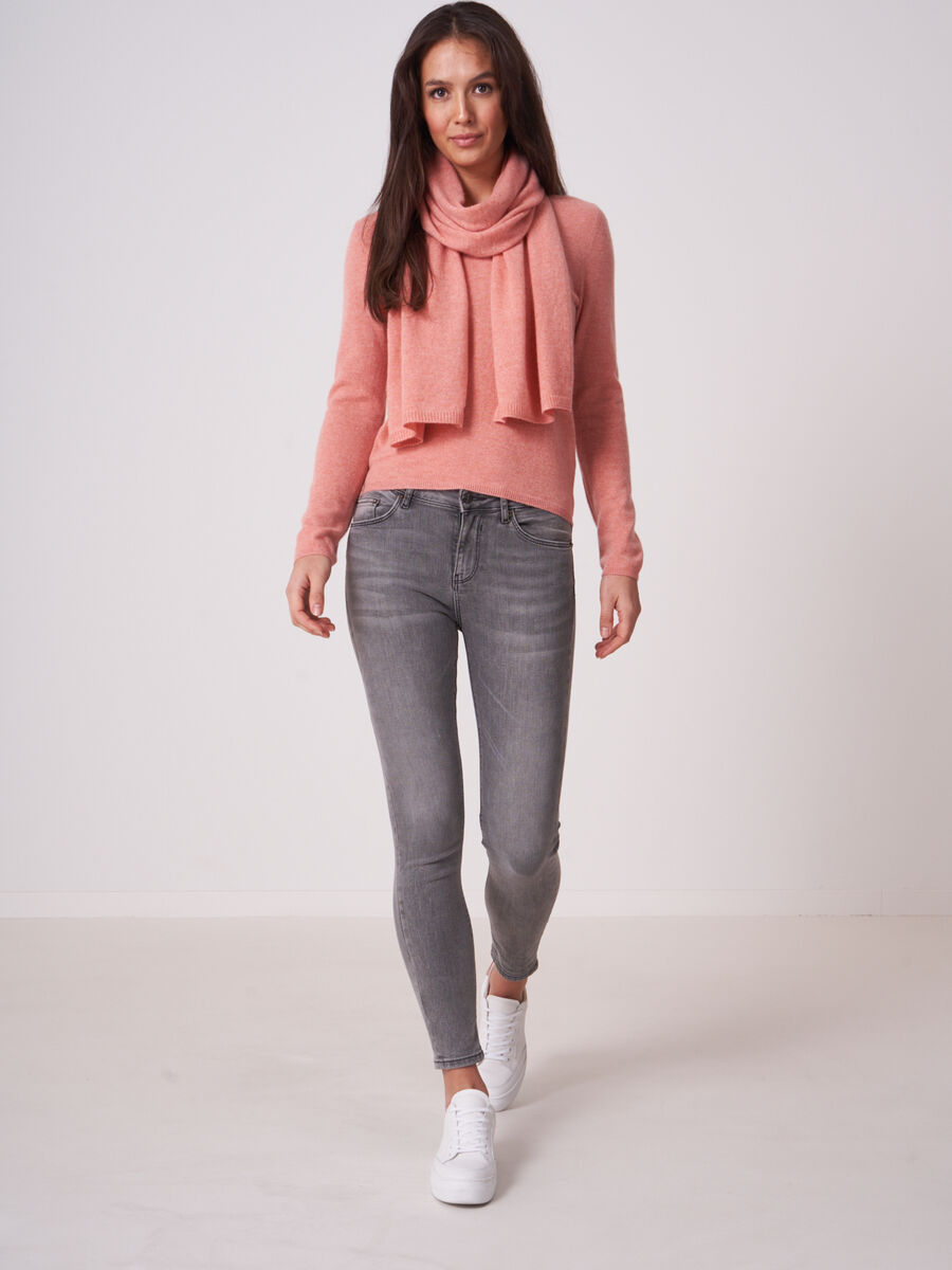 Basic Feinstrick-Pullover aus organischem Kaschmir mit V-Ausschnitt image number 3