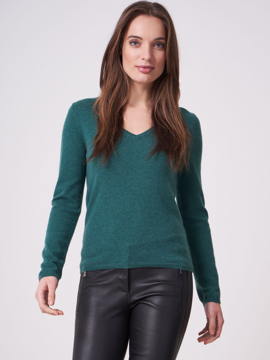 Basic fine knit organic cashmere V-neck sweater image number 0