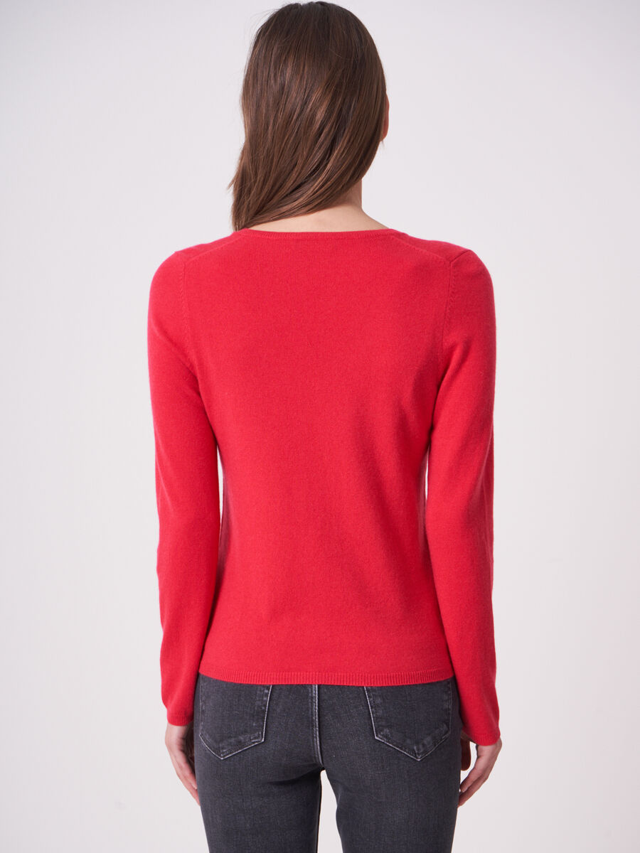 Basic fine knit organic cashmere V-neck sweater image number 1