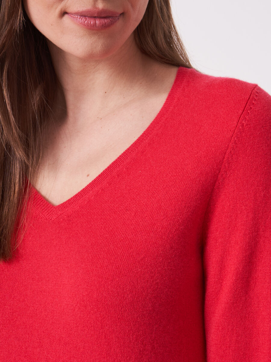 Basic fine knit organic cashmere V-neck sweater image number 2