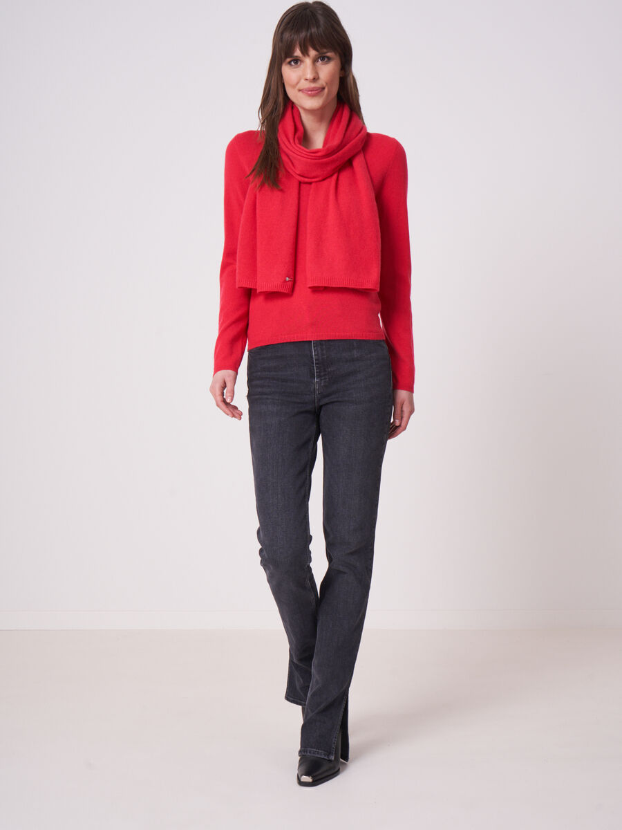 Basic fine knit organic cashmere V-neck sweater image number 3