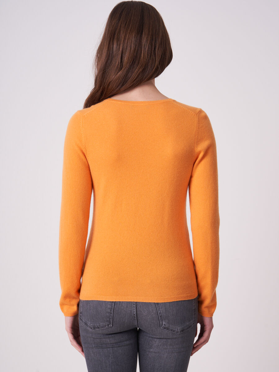 Basic Feinstrick-Pullover aus organischem Kaschmir mit V-Ausschnitt image number 1