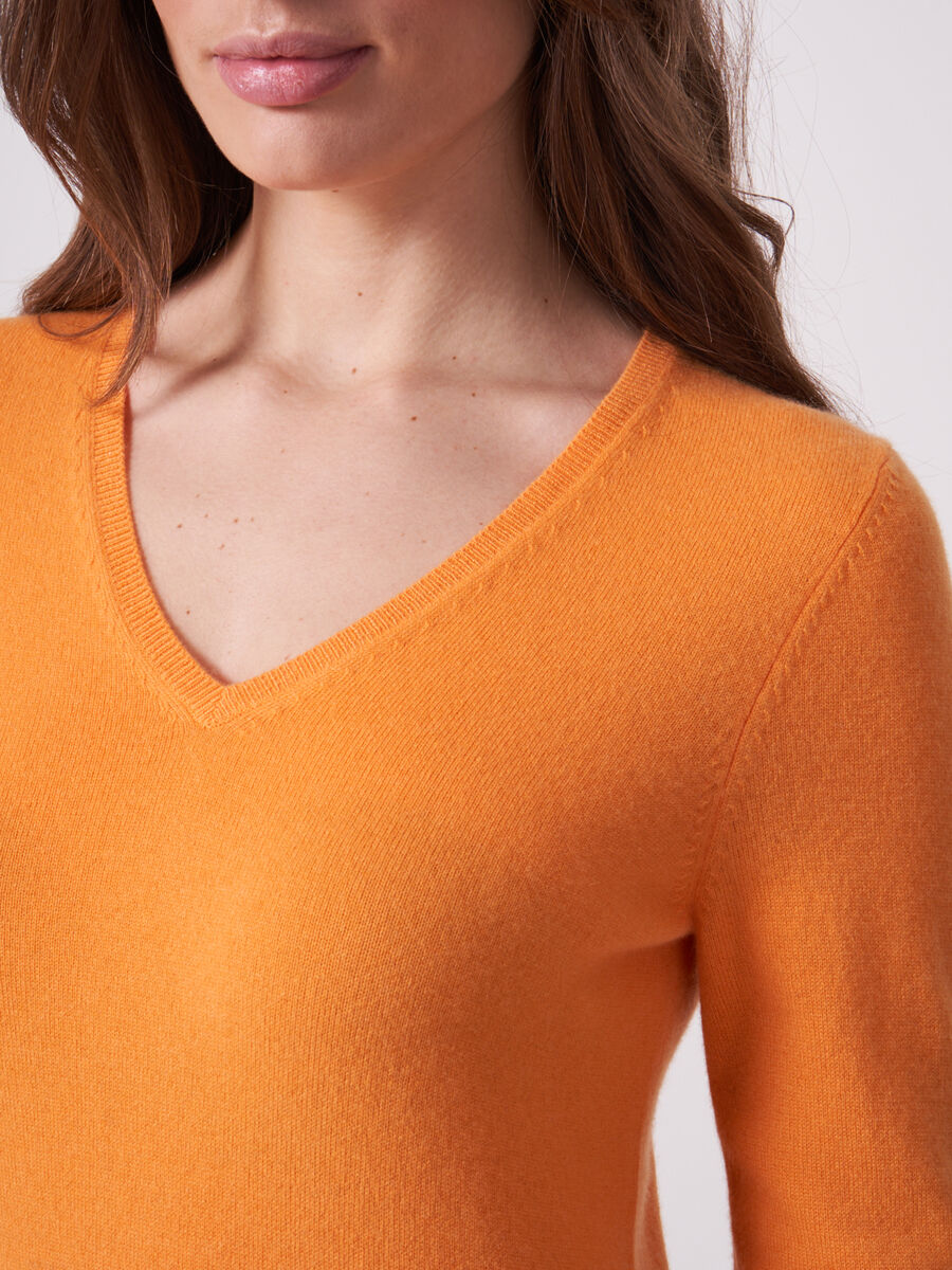 Basic Feinstrick-Pullover aus organischem Kaschmir mit V-Ausschnitt image number 2