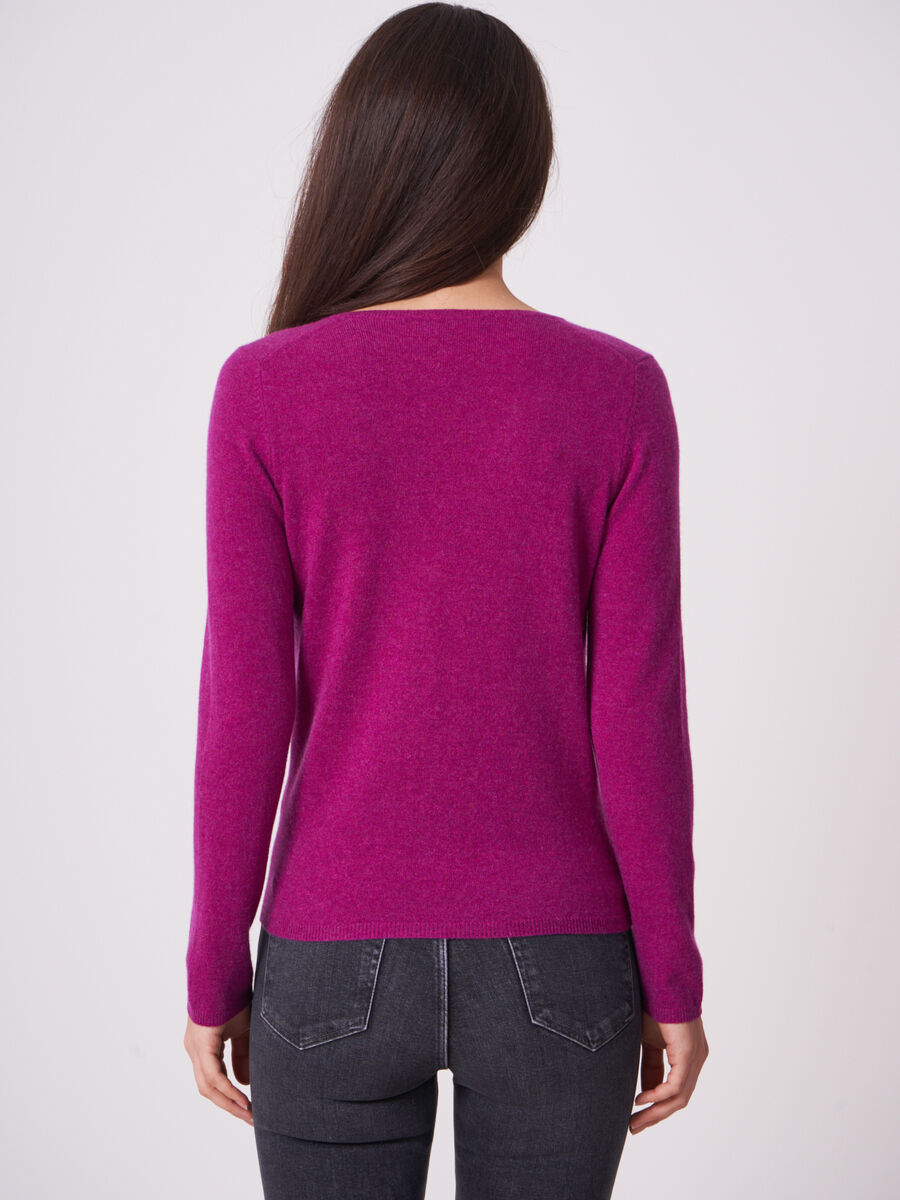 Basic Feinstrick-Pullover aus organischem Kaschmir mit V-Ausschnitt image number 1