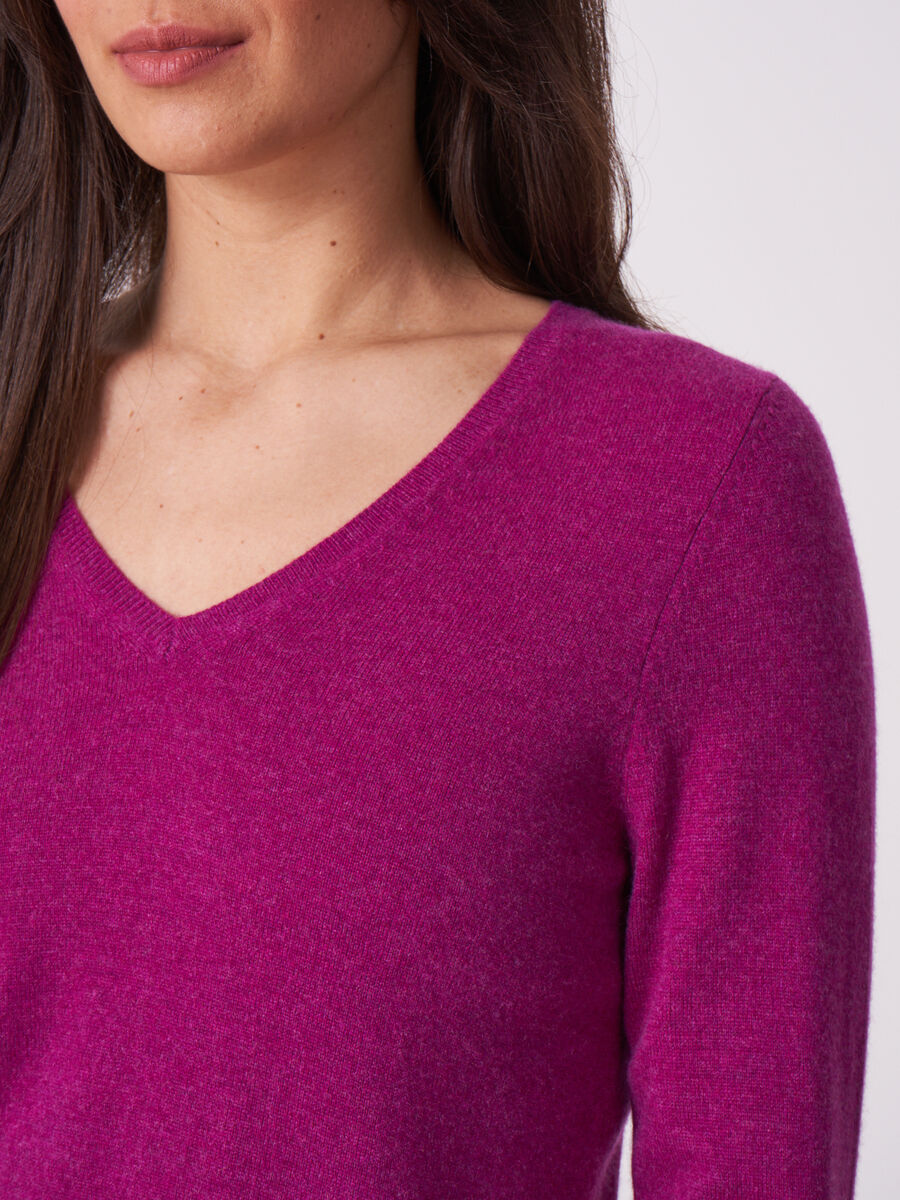 Basic Feinstrick-Pullover aus organischem Kaschmir mit V-Ausschnitt image number 2