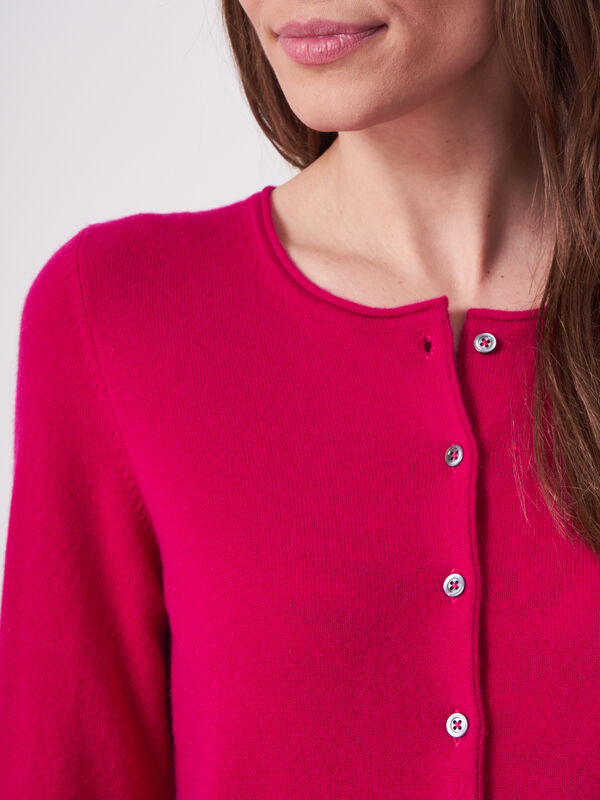 Basic Strickjacke mit Rundhalsausschnitt aus organischem Kaschmir image number 2