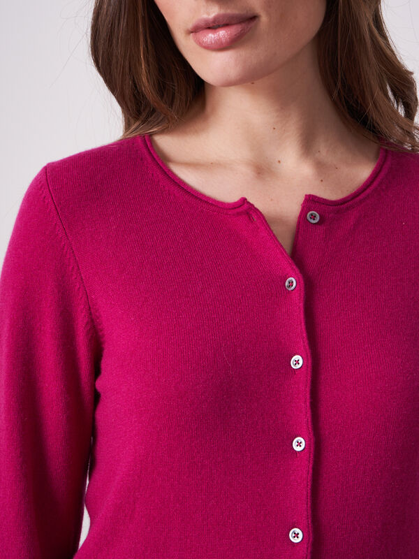 Basic Strickjacke mit Rundhalsausschnitt aus organischem Kaschmir image number 2