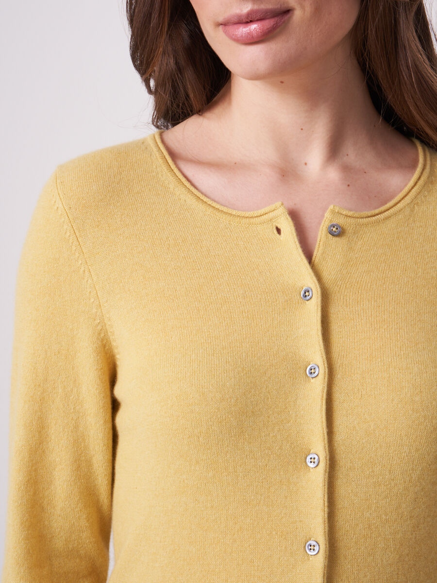 Basic fijngebreid vest met ronde hals van biologisch cashmere image number 2