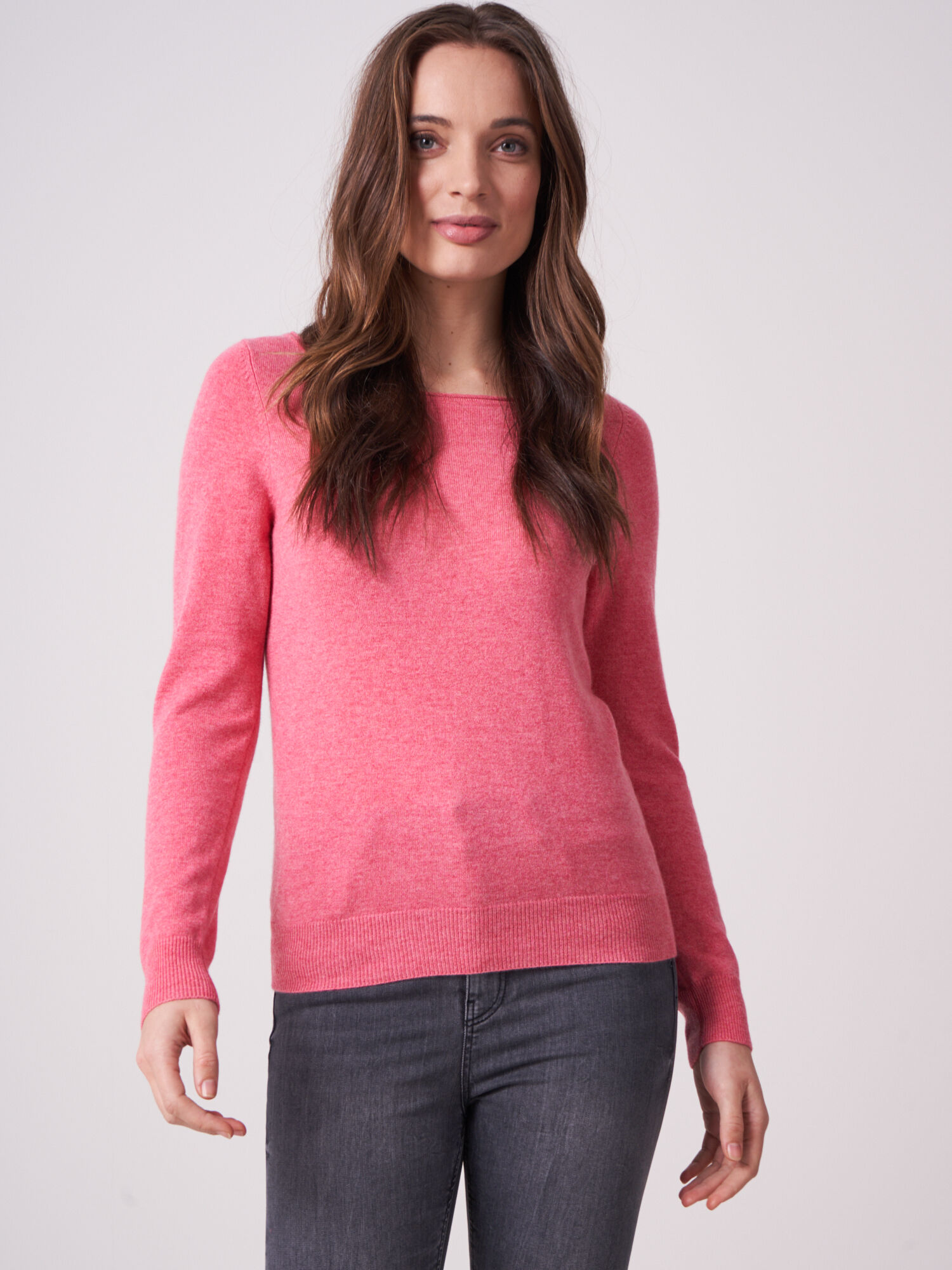 REPEAT cashmere Basic fijngebreide boothals trui van biologisch cashmere