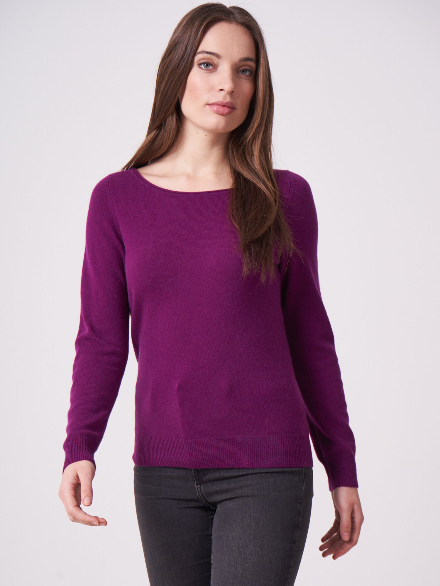 REPEAT cashmere Basic fijngebreide boothals trui van biologisch cashmere