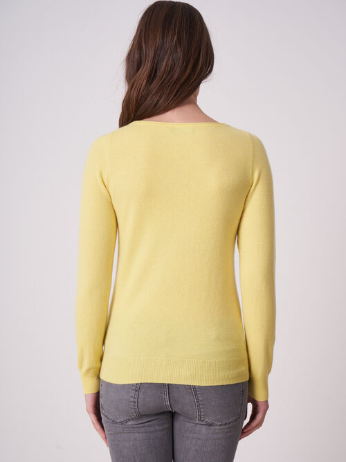 Basic fijngebreide boothals trui van biologisch cashmere