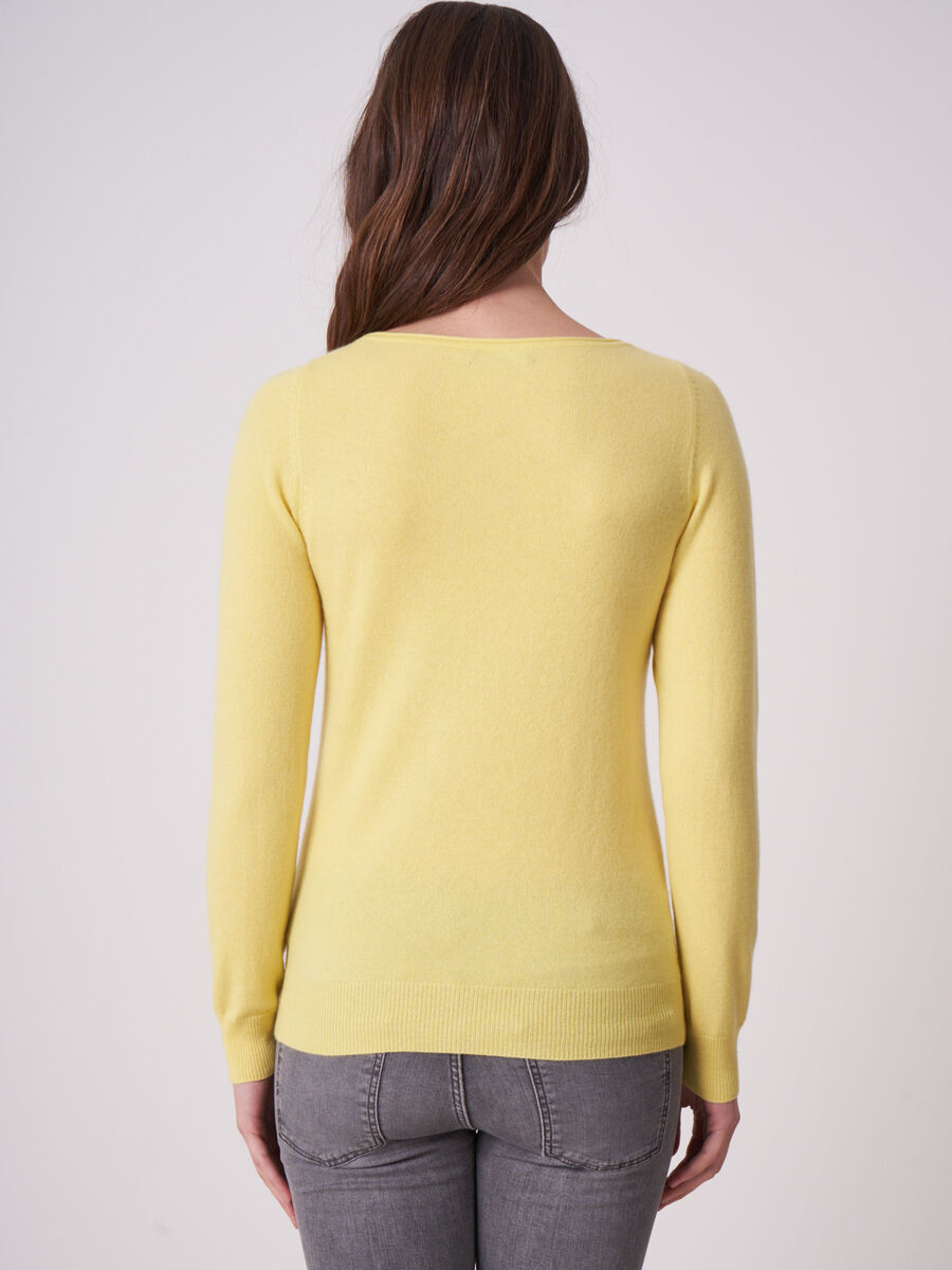 Basic fijngebreide boothals trui van biologisch cashmere image number 1