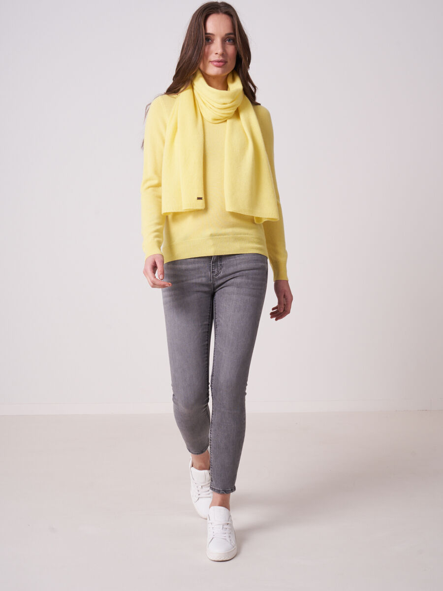 Basic fijngebreide boothals trui van biologisch cashmere image number 3