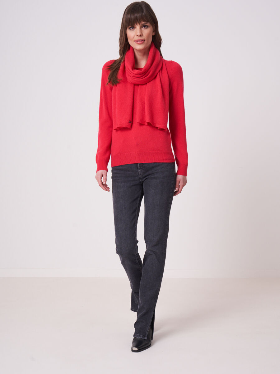 Basic fine knit organic cashmere boat neck sweater image number 3