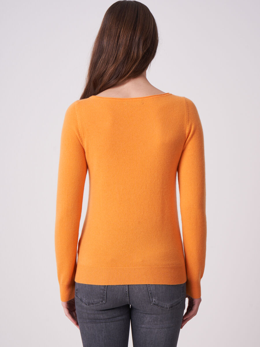 Basic Pullover mit U-Boot-Ausschnitt aus organischem Kaschmir image number 1