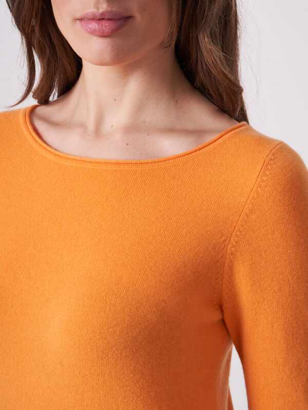 Basic fijngebreide boothals trui van biologisch cashmere image number 2