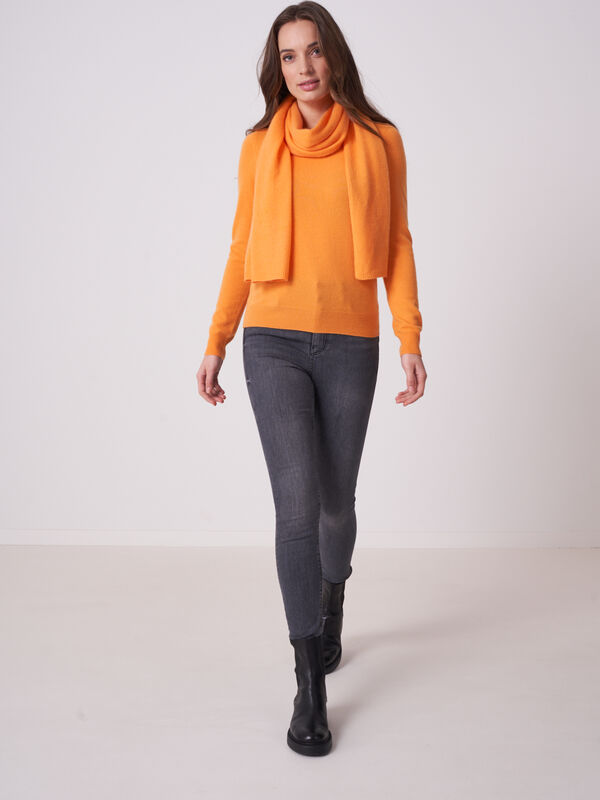 Basic fijngebreide boothals trui van biologisch cashmere image number 3