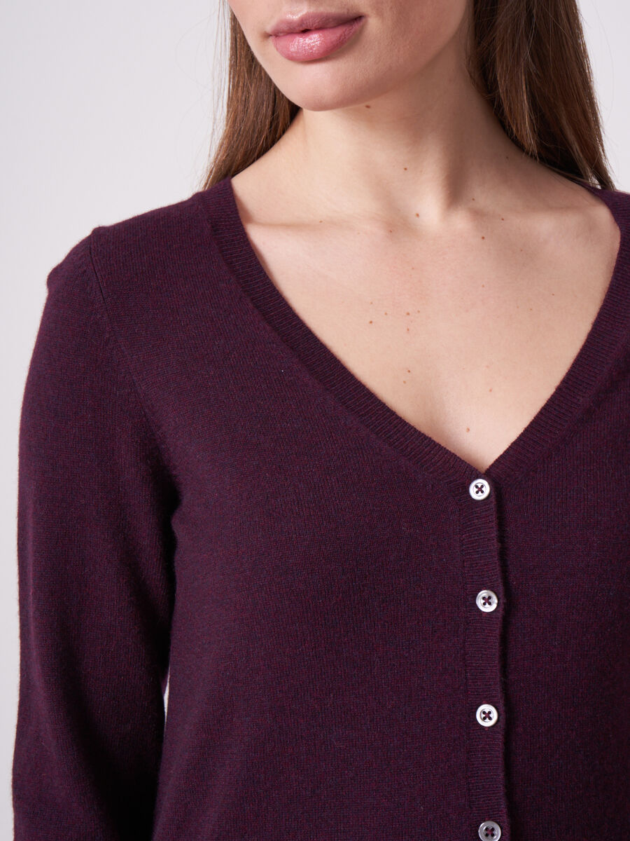 Basic fijngebreid vest met V-hals van biologisch cashmere image number 2