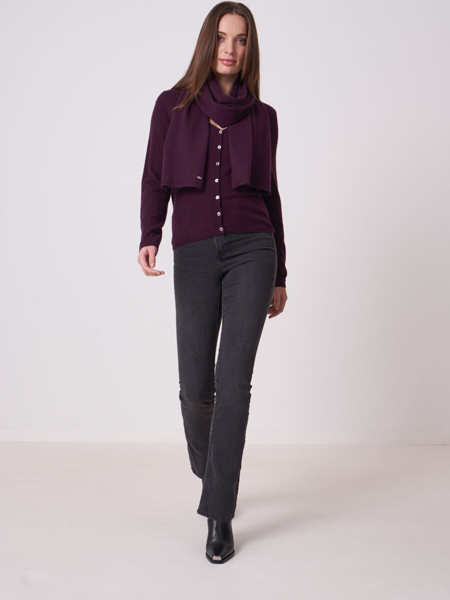 Basic fijngebreid vest met V-hals van biologisch cashmere image number 3