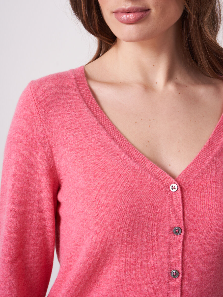 Basic Strickjacke mit V-Ausschnitt aus organischem Kaschmir image number 2