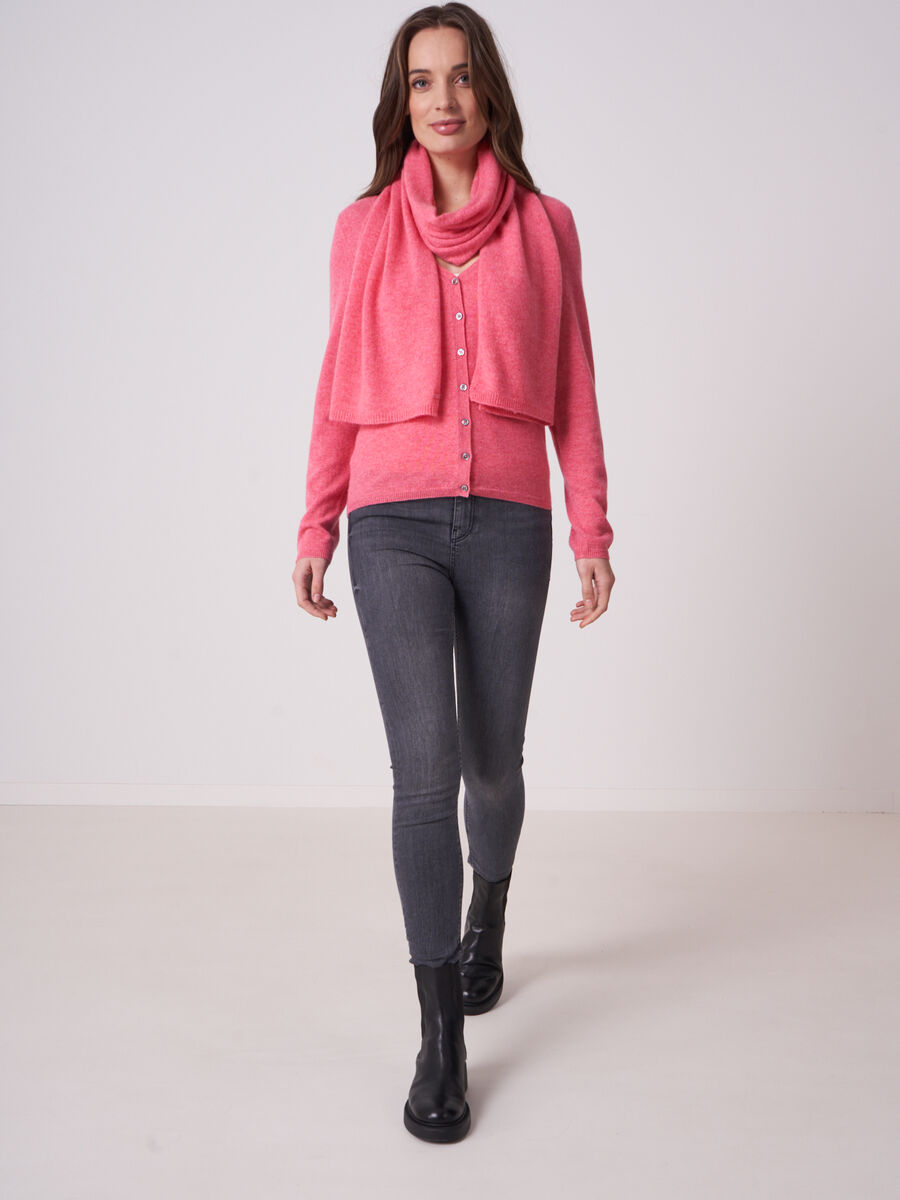 Basic Strickjacke mit V-Ausschnitt aus organischem Kaschmir image number 3