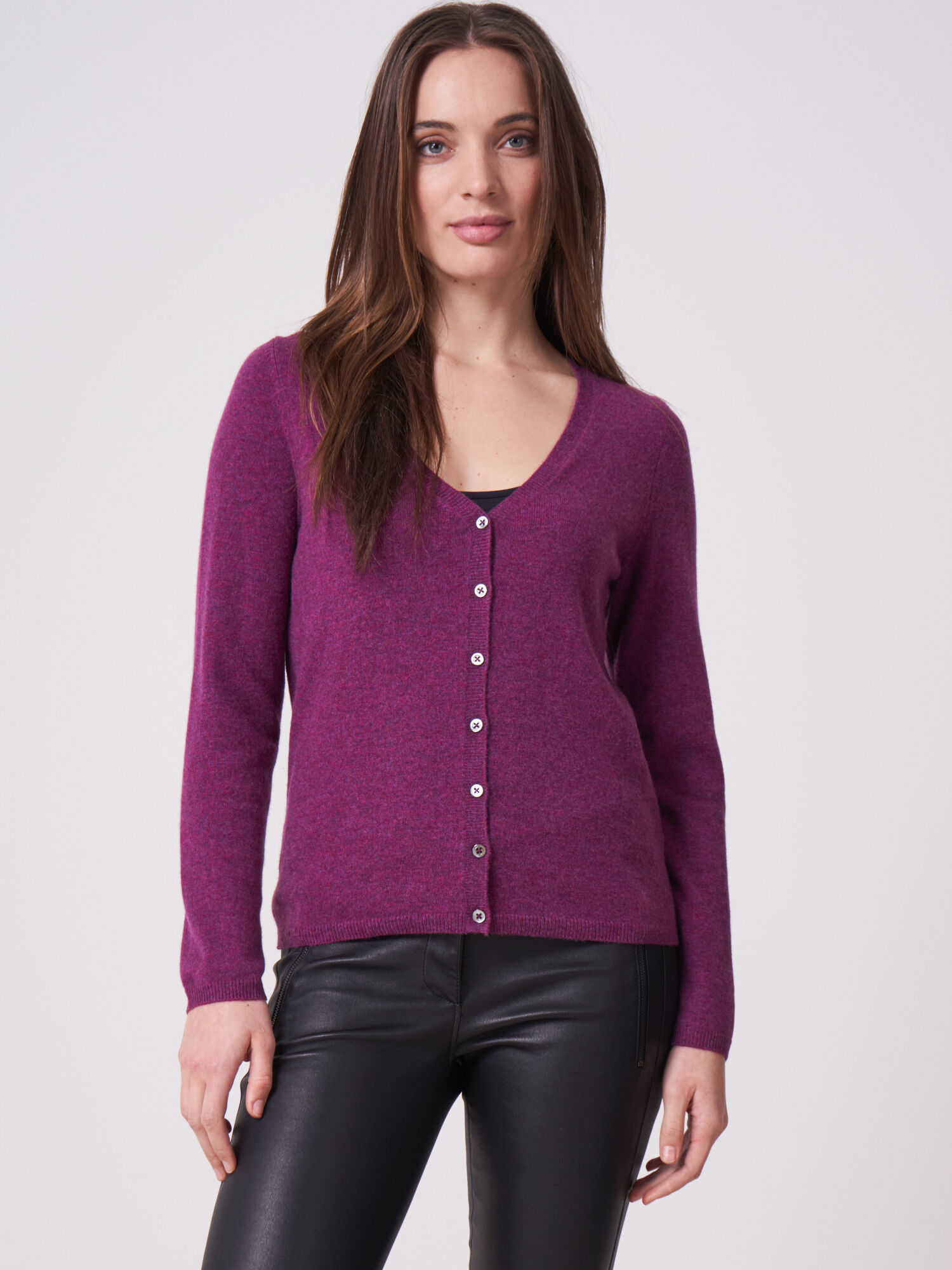 REPEAT cashmere Basic fijngebreid vest met V-hals van biologisch cashmere