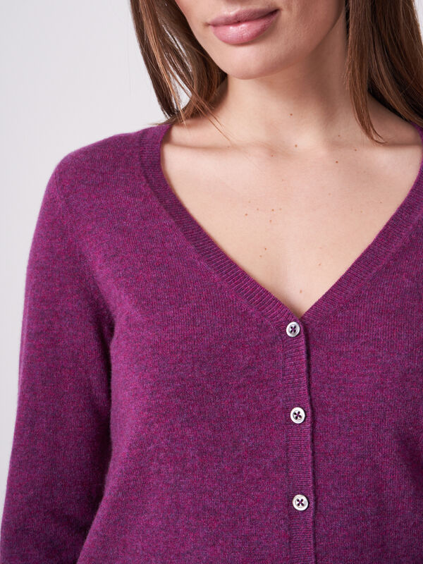 Basic Strickjacke mit V-Ausschnitt aus organischem Kaschmir image number 2