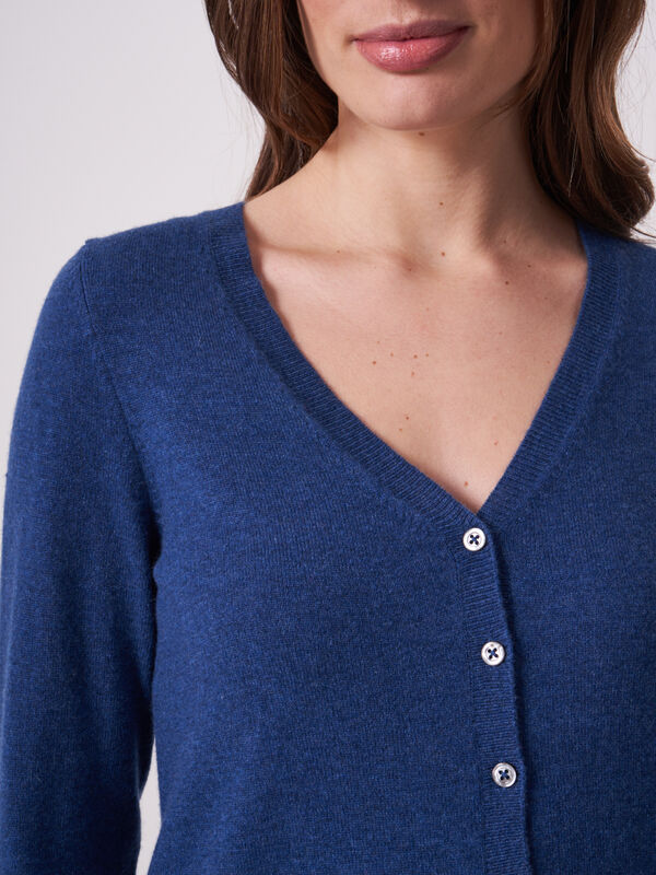 Basic fijngebreid vest met V-hals van biologisch cashmere image number 2