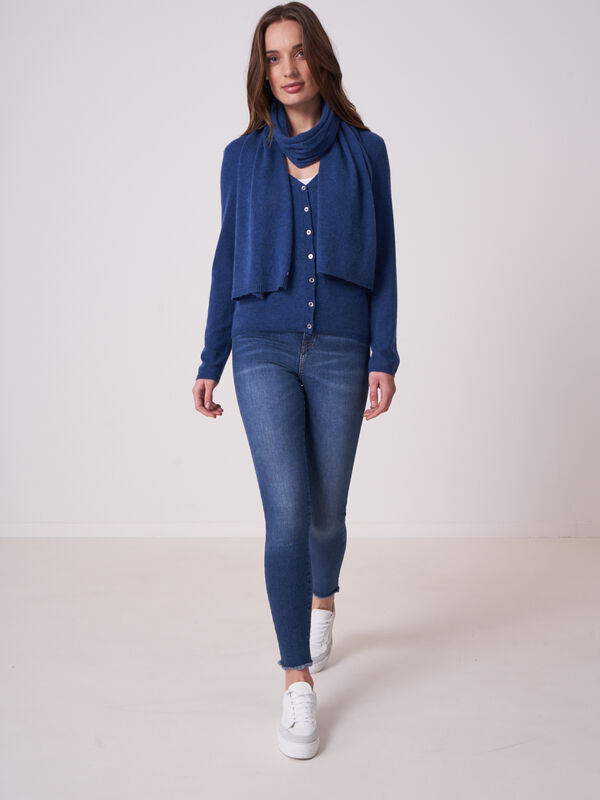 Basic fijngebreid vest met V-hals van biologisch cashmere image number 3