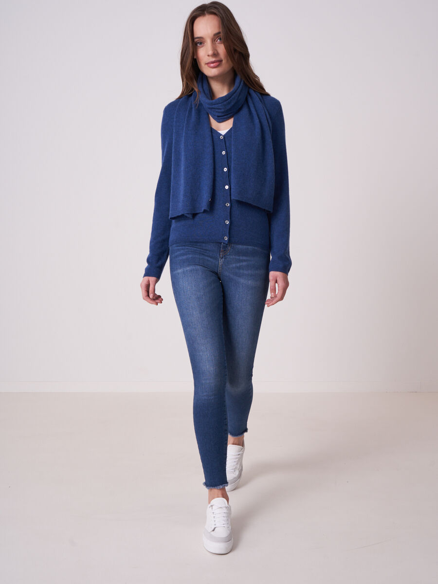 Basic fijngebreid vest met V-hals van biologisch cashmere image number 3