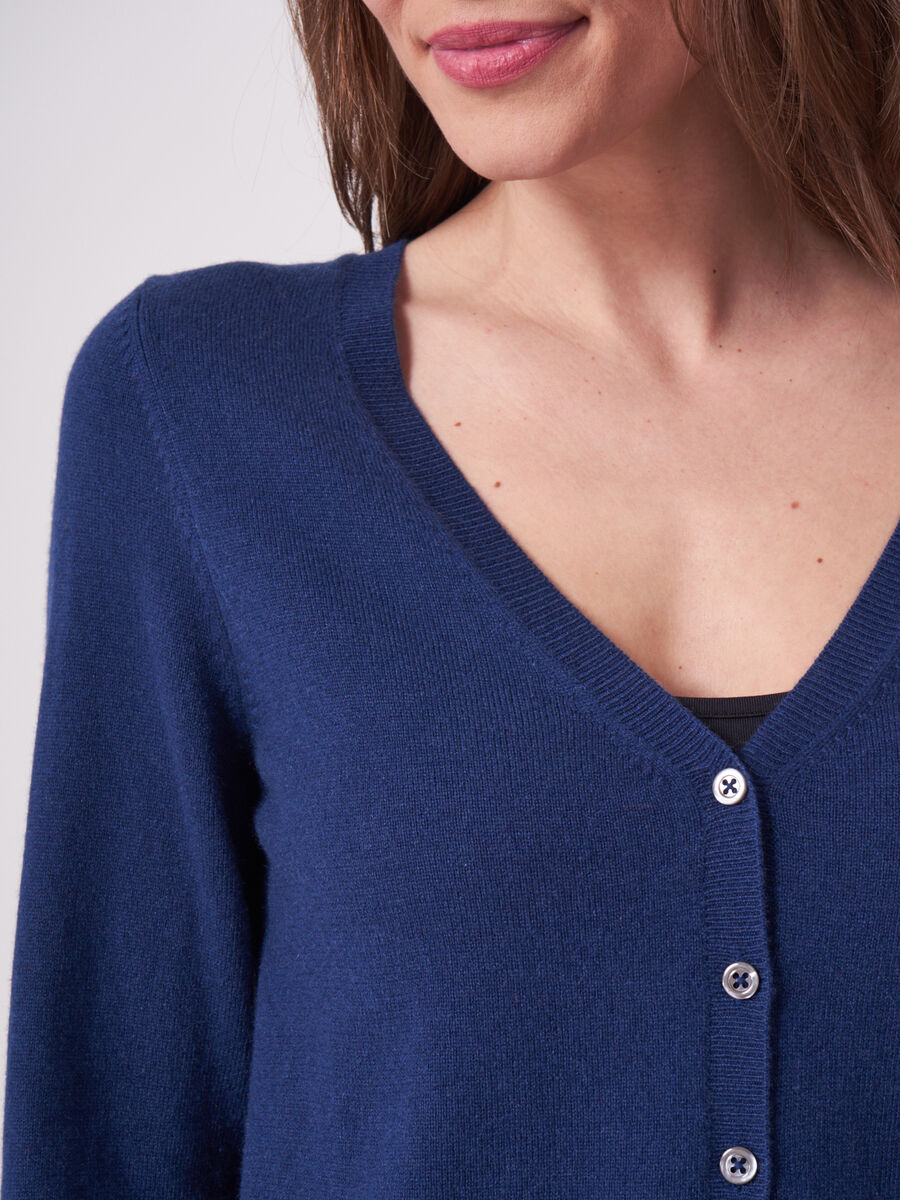 Cardigan à col V en cachemire organique image number 2