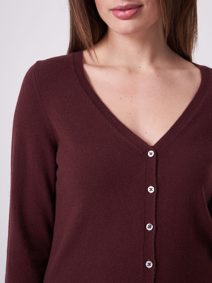 Basic fijngebreid vest met V-hals van biologisch cashmere image number 2