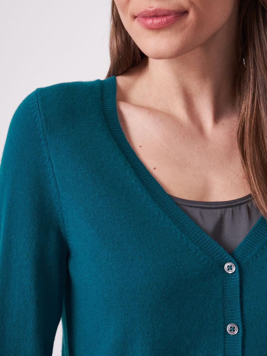 Basic fijngebreid vest met V-hals van biologisch cashmere image number 2