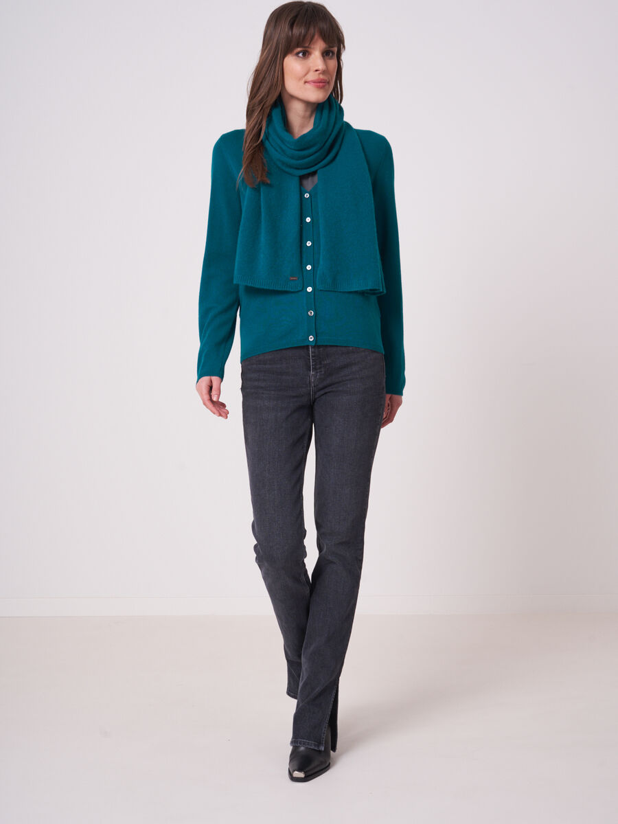 Basic fijngebreid vest met V-hals van biologisch cashmere image number 3