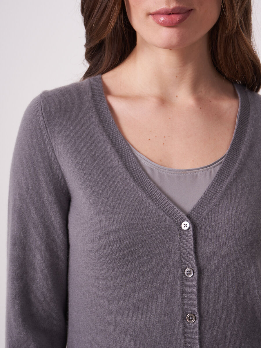 Basic fine knit organic cashmere V-neck cardigan image number 2