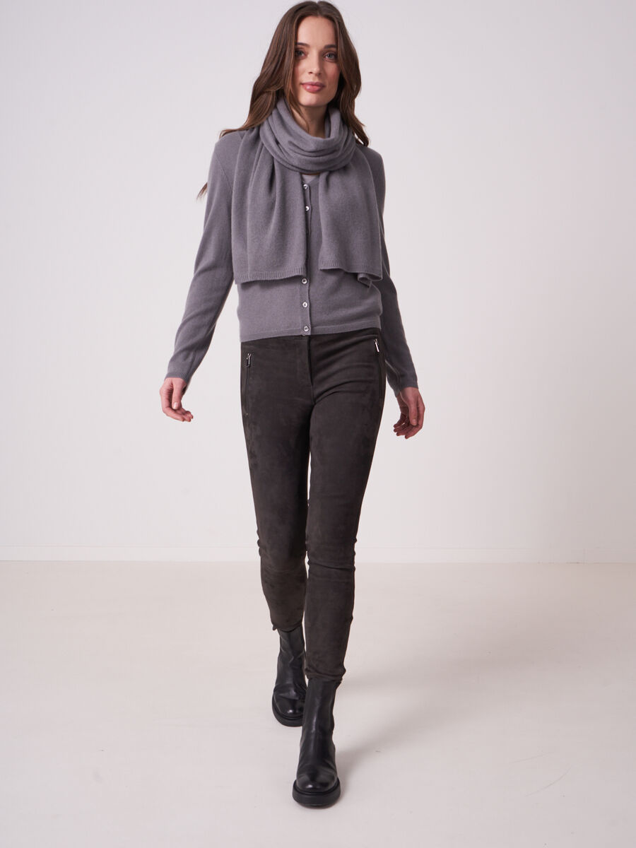 Basic fine knit organic cashmere V-neck cardigan image number 3