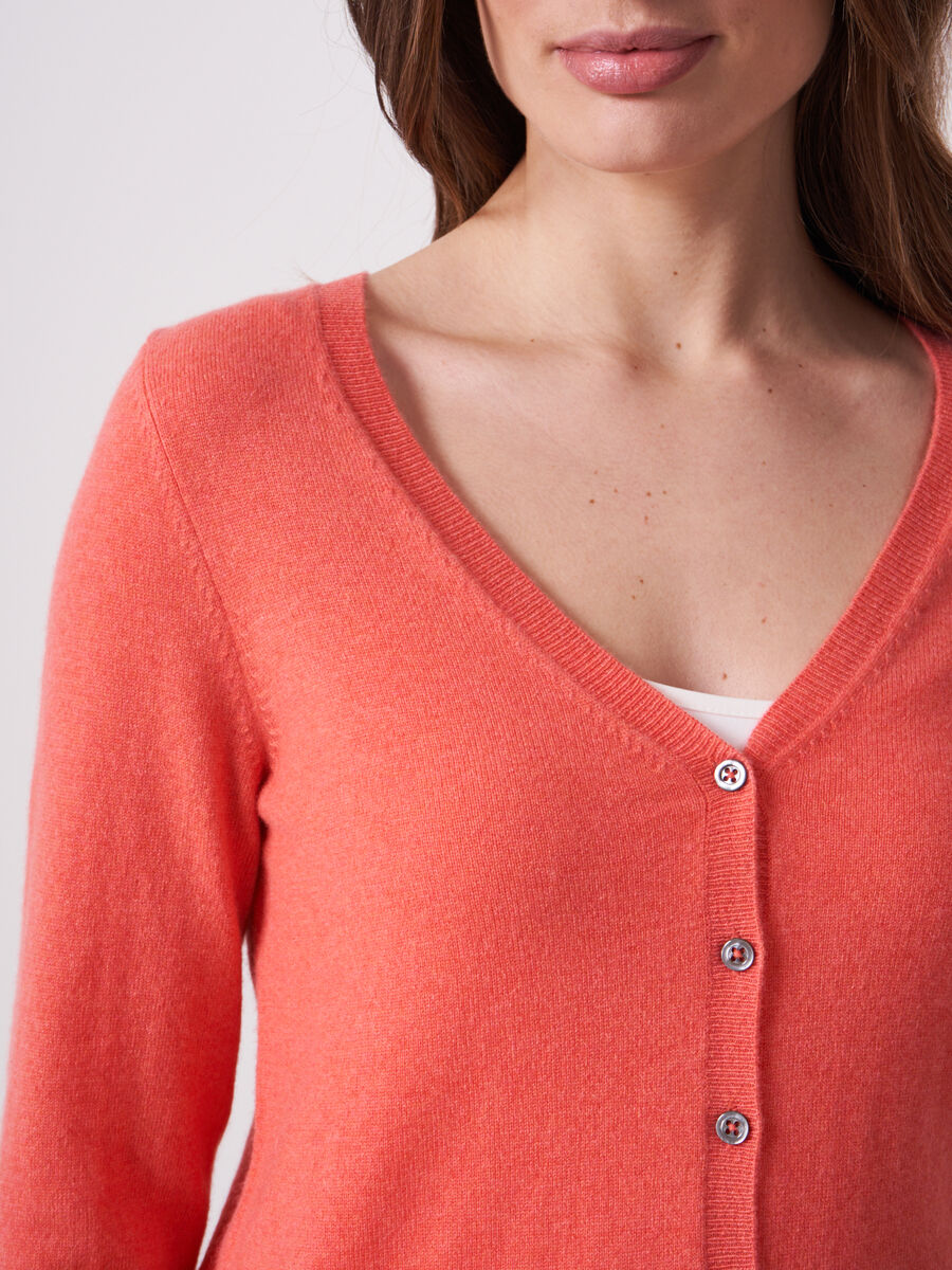 Basic fijngebreid vest met V-hals van biologisch cashmere image number 2