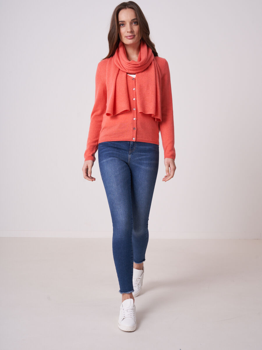 Basic fijngebreid vest met V-hals van biologisch cashmere image number 3