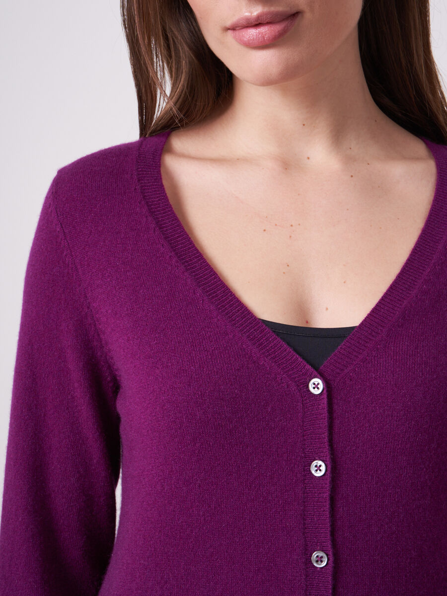 Basic fijngebreid vest met V-hals van biologisch cashmere image number 2