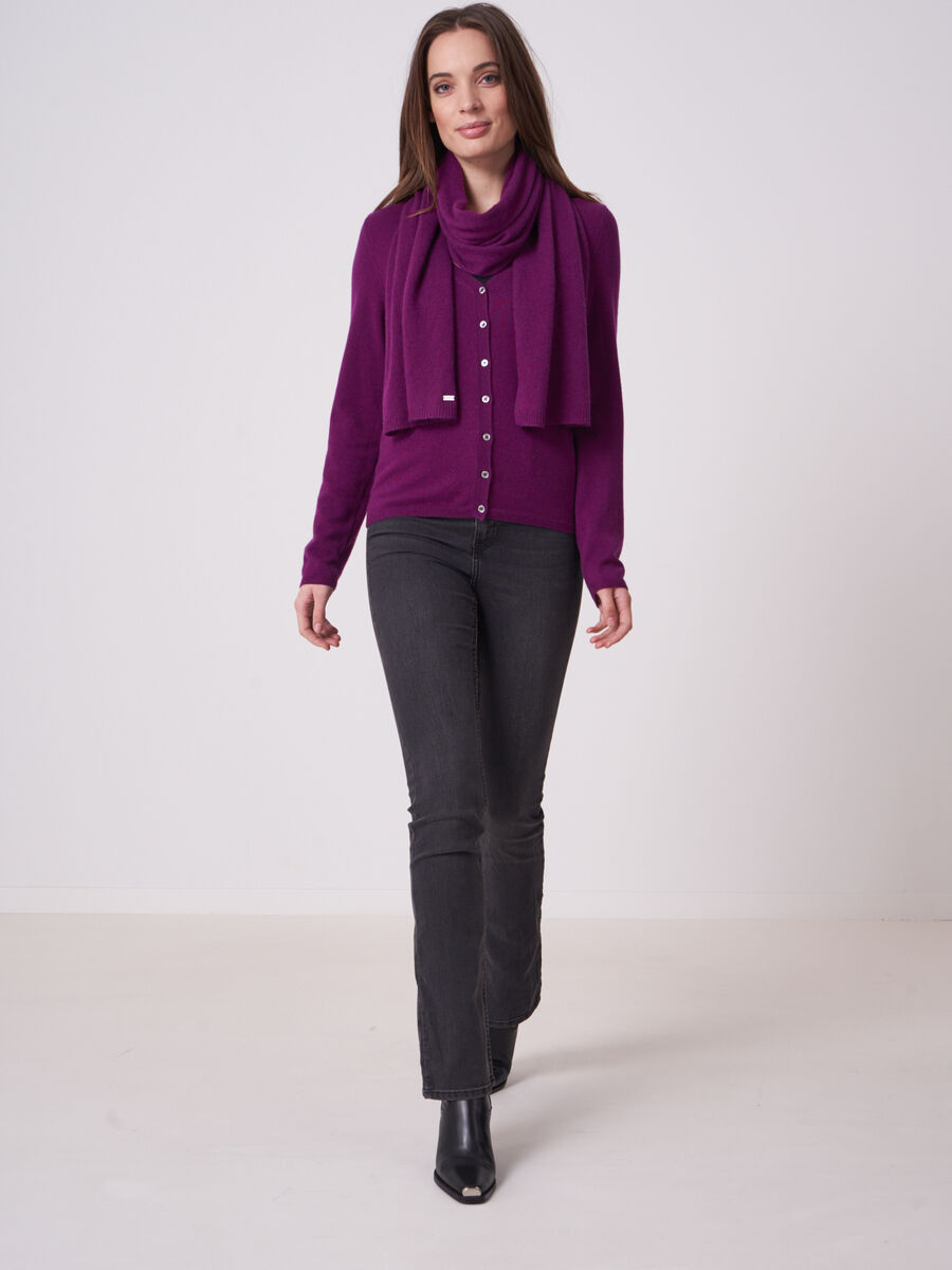 Basic fijngebreid vest met V-hals van biologisch cashmere image number 3