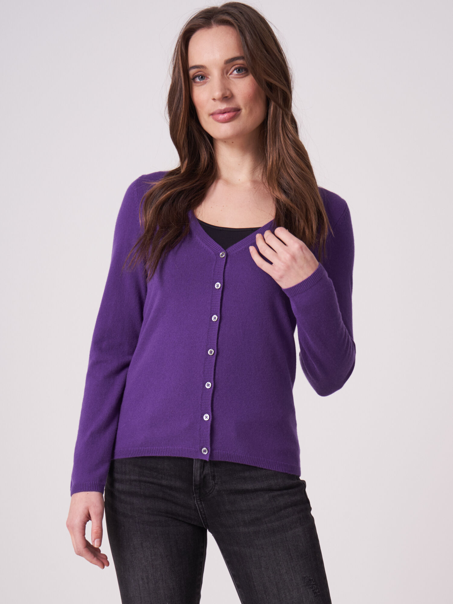 REPEAT cashmere Basic fijngebreid vest met V-hals van biologisch cashmere