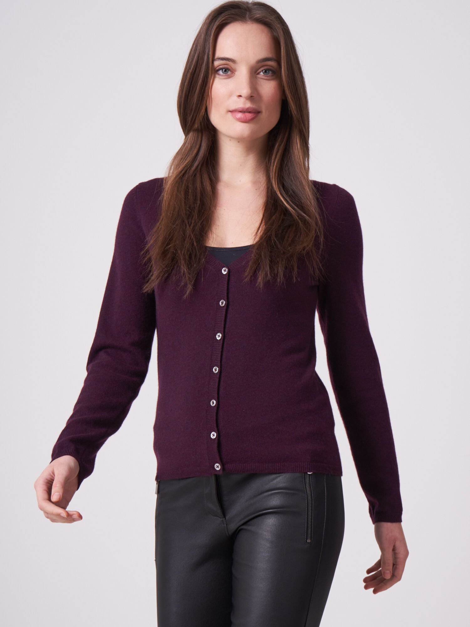 REPEAT cashmere Basic fijngebreid vest met V-hals van biologisch cashmere