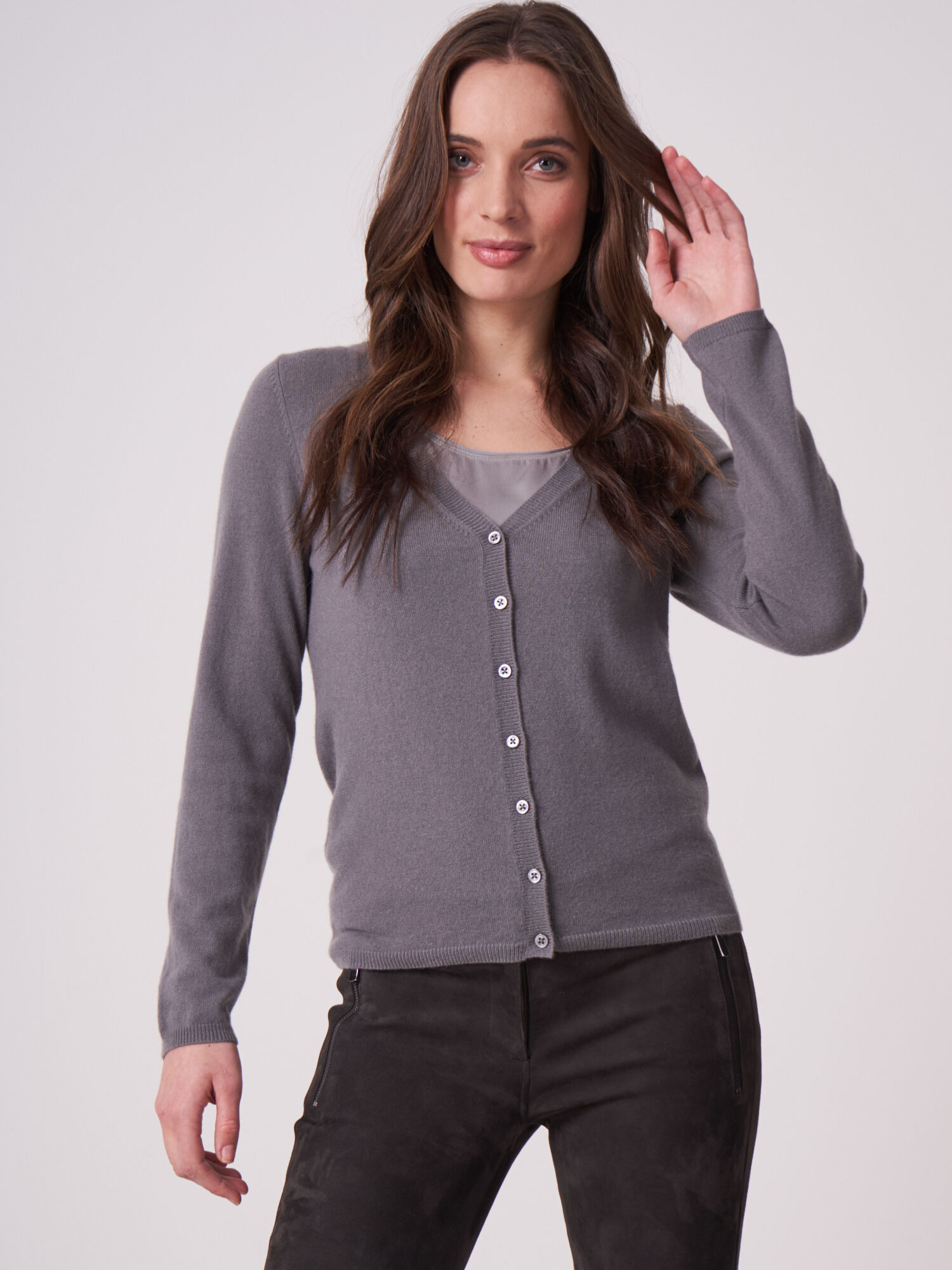 REPEAT cashmere Basic fijngebreid vest met V-hals van biologisch cashmere