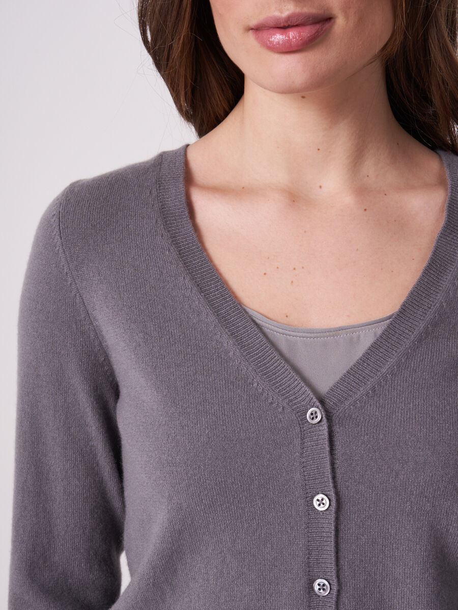 Basic fijngebreid vest met V-hals van biologisch cashmere image number 2