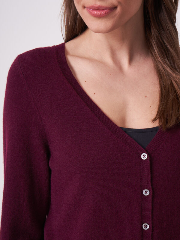 Basic Strickjacke mit V-Ausschnitt aus organischem Kaschmir image number 2