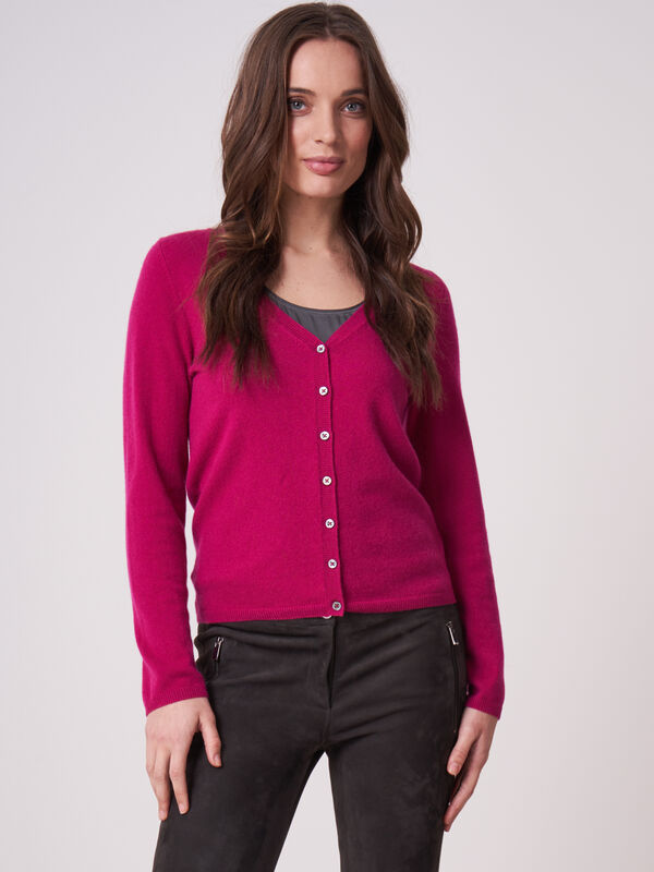 Basic Strickjacke mit V-Ausschnitt aus organischem Kaschmir image number 0