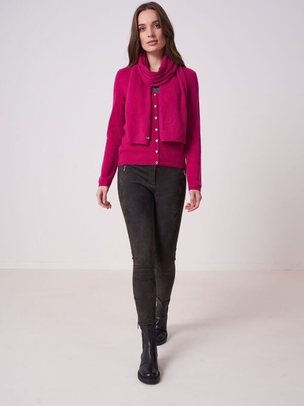 Basic Strickjacke mit V-Ausschnitt aus organischem Kaschmir image number 3